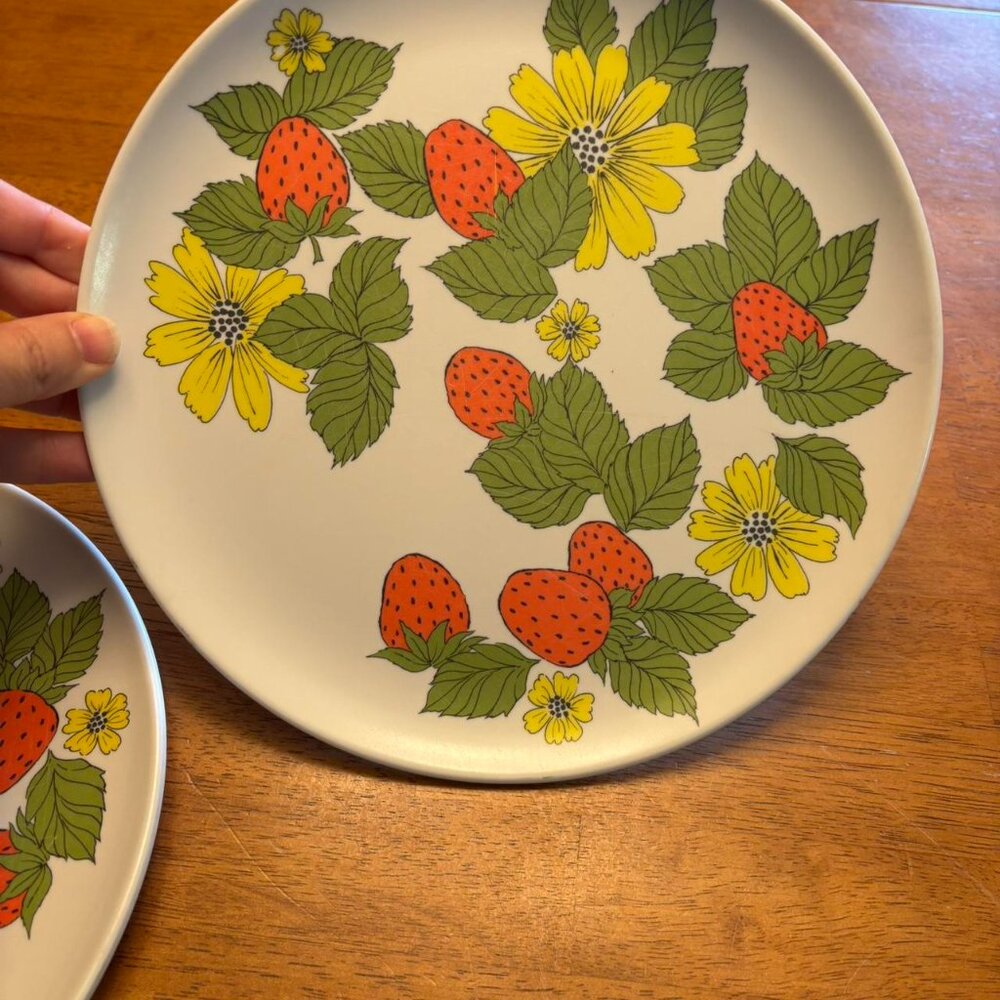 Strawberry plates - Picture 3 of 4
